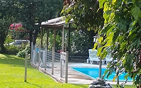 JACARANDÁ Chalés com piscina em São José da Serra MG
